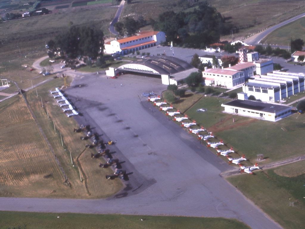 Days of plenty! Aerial view looking south west of the EMA. On the flight line on the right there are 13 T-34A/B "Mentor" whilst opposite six North American T-6D/G (in camouflage) and six Cessna T-41D on light grey. (Pilotoviejo) 