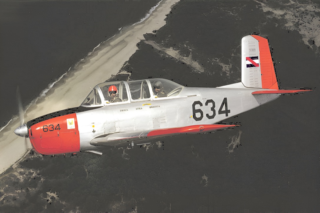 T-34 "Mentor" FAU 634, banks over the River Plate beaches east of the uruguayan capital Montevideo (Marnix Sap via Pilotoviejo)