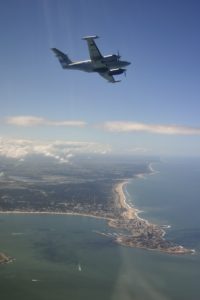El Armada 871 en pleno ascenso inicial tras despegar de BAEN 2, ganando altitud hacia el sur con la península de Punta del Este como telón de fondo.
Crédito: (Foto: Ernesto Blanco Calcagno / Airpressman.com)