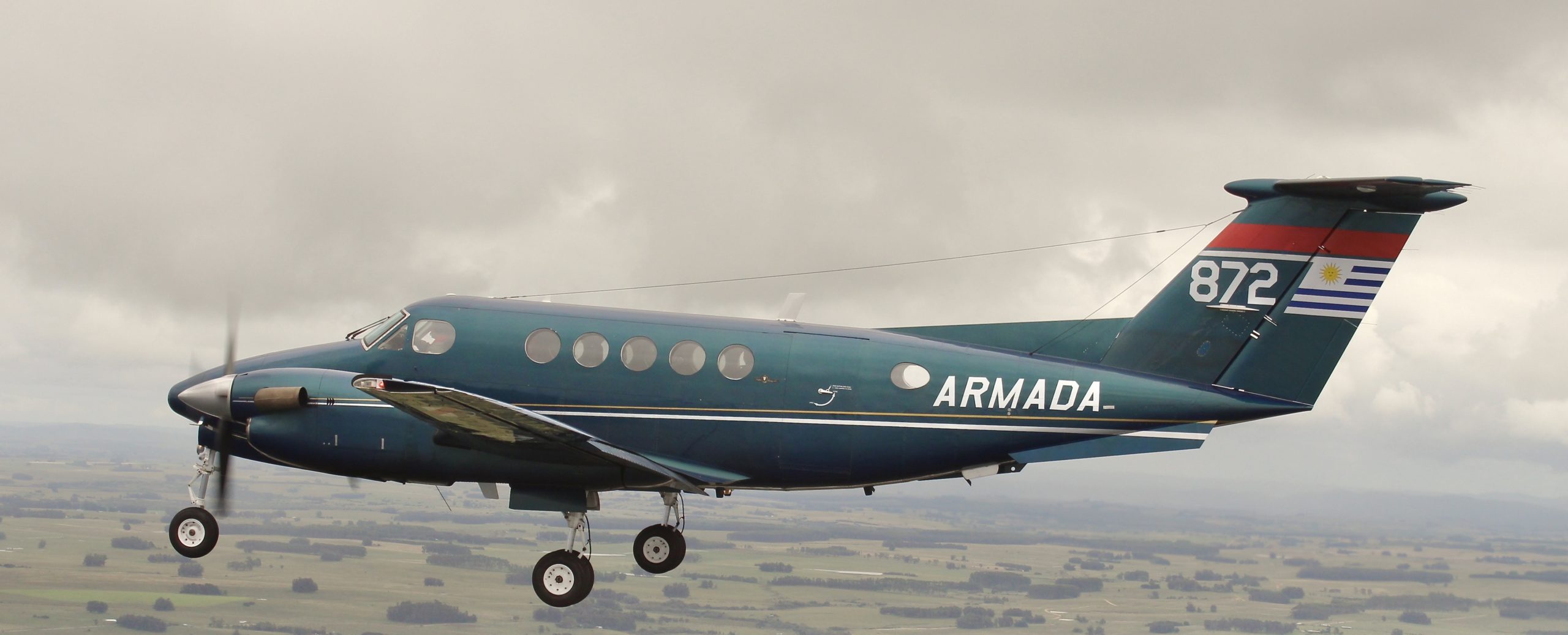 Previa su venta a Uruguay, el B-200 Armada 872, prestó servicios en Suiza como N200NA. (E. Blanco Calcagno/Airpressman.com)