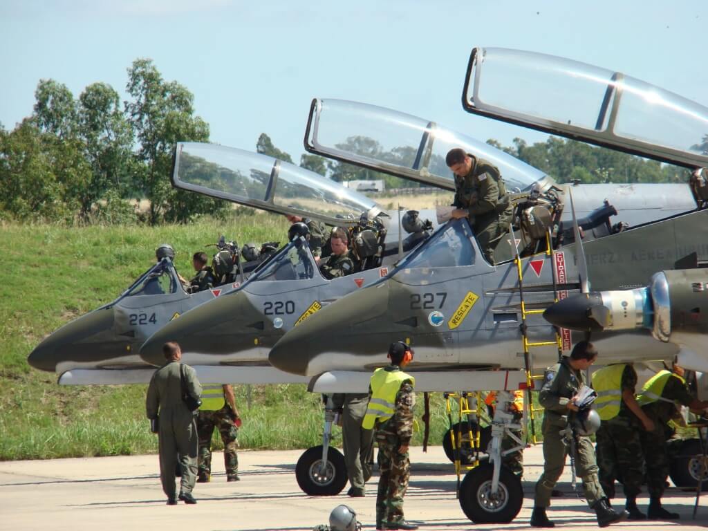 The hard working “Aerotécnicos” getting ready to provide attention to the fleet, after a mission. (Image Escuadrón 1 – FAU)