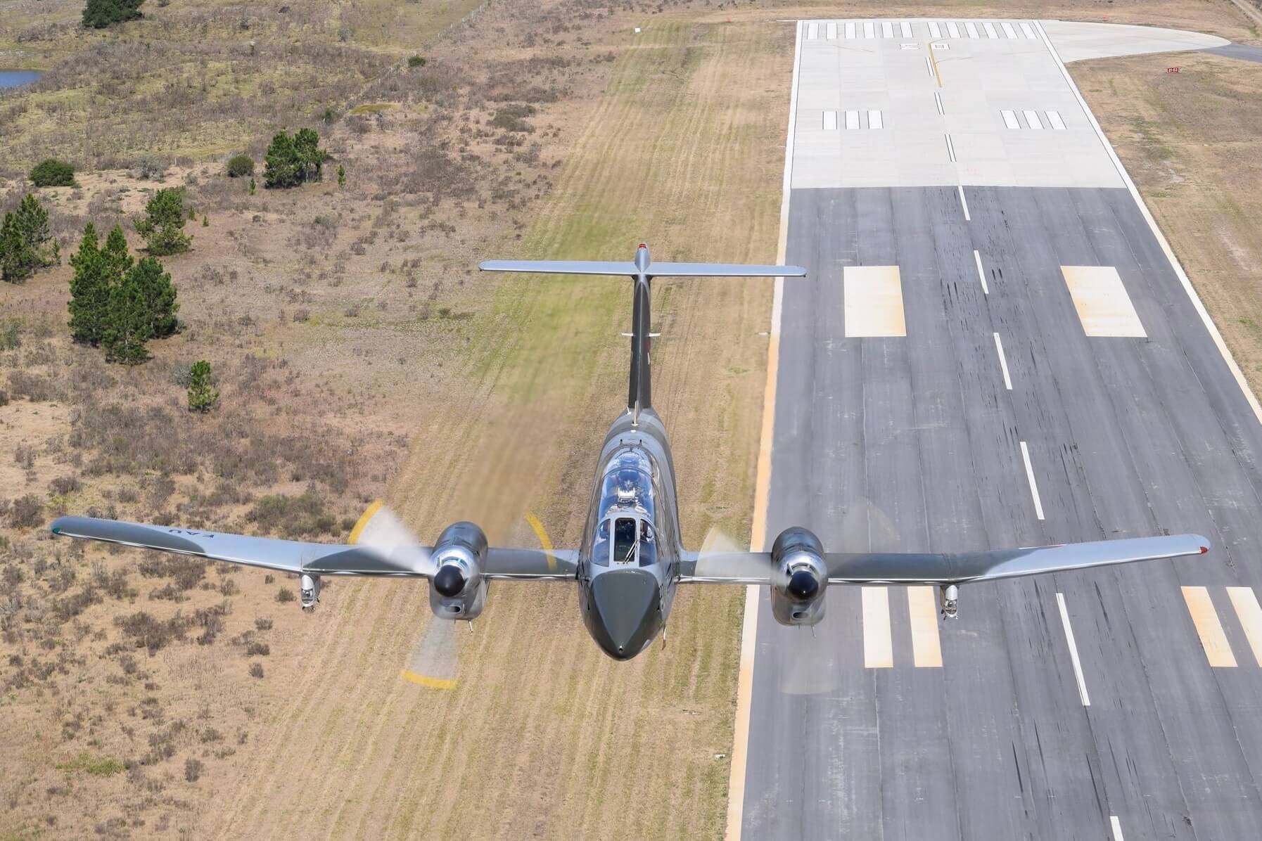 Last of the Pucará! Fying low over the renovated RWY 03-21 of Air Brigade 2 (Katsuhiko Tokunaga)