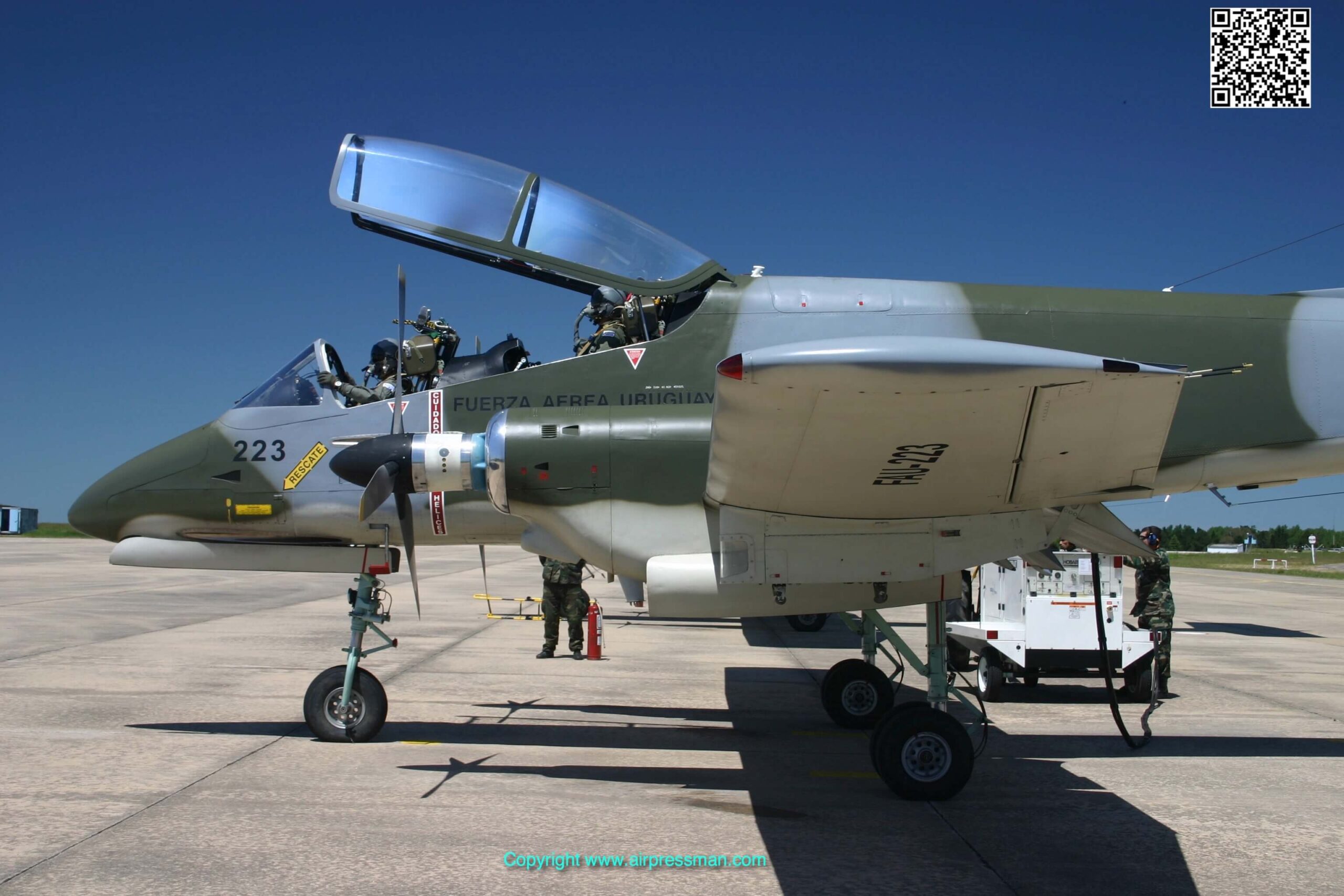 Pilots and ground crew on a “Two minute alert” in Durazno. The exercise was carried out during October 2006 in preparation for the Iberoamerican Leaders Summit, held in Montevideo, capital of Uruguay. (Copyright Ernesto blanco Calcagno/airpressman.com)