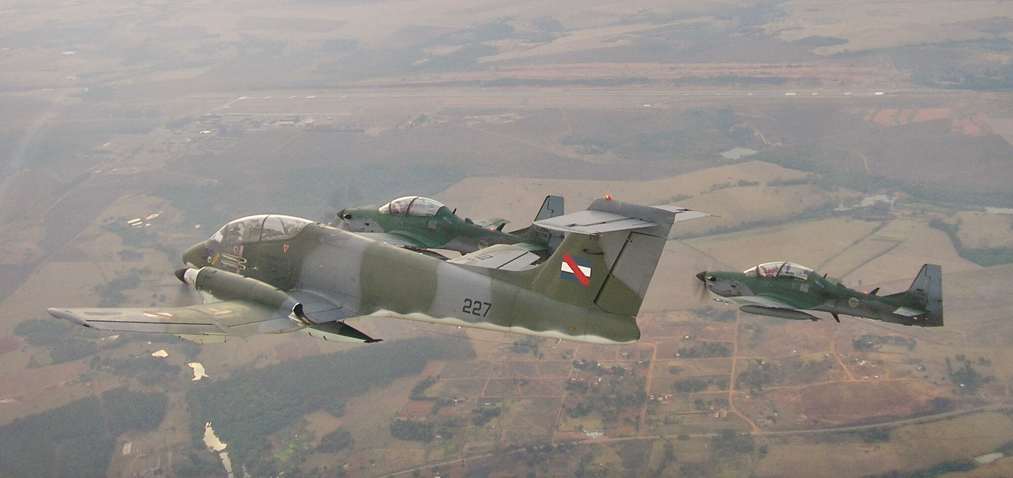 FAU 227 operating during the CRUZEX in Brazil, escorting a pair of Força Aérea Brasileira (FAB-Brazilian AF) Embraer A-29 Super Tucano. (Image Escuadrón 1)