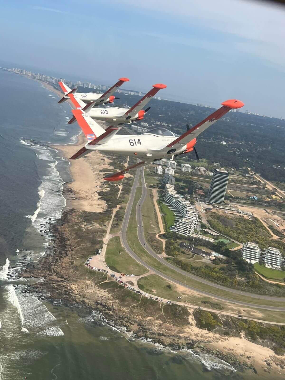 Tactical navigation exercise: Three SF-260EU set west heading over the mouth of the Maldonado creek with the resort Punta del Este in the background (EMA)