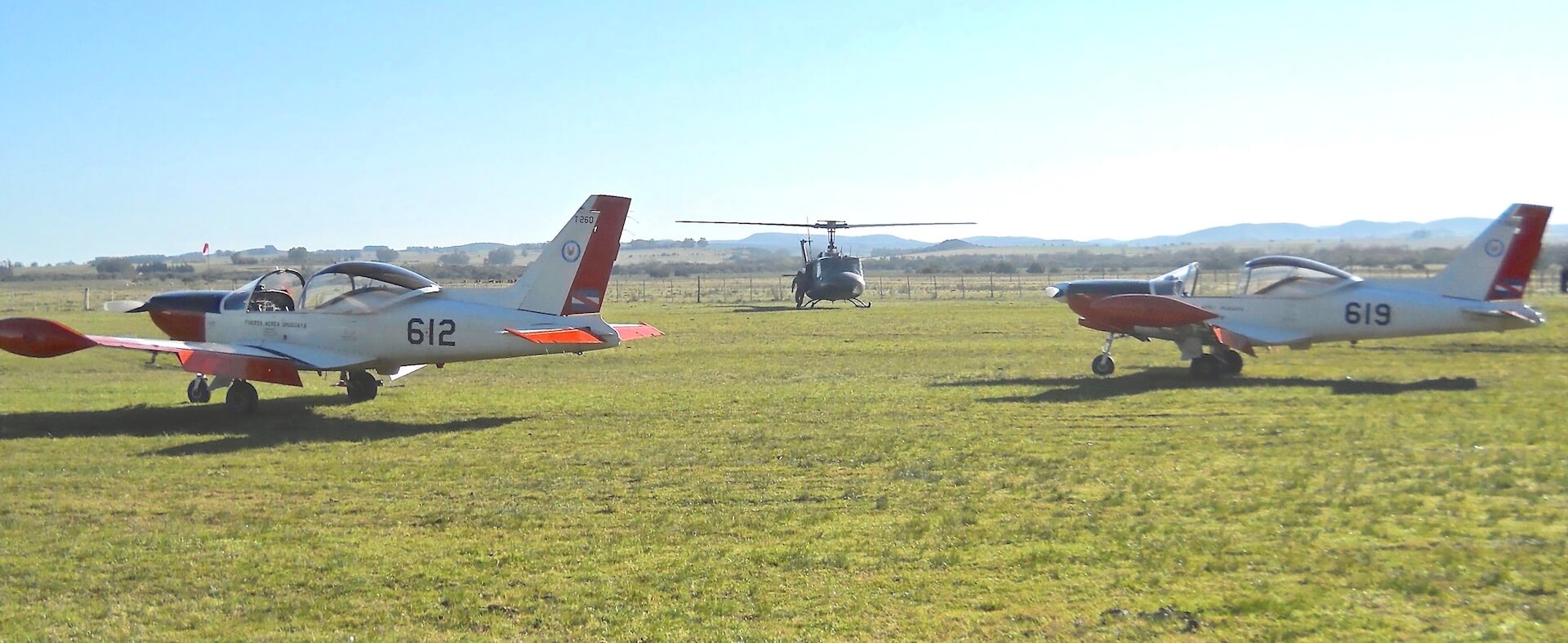 Operando en pista la pista de baja servidumbre del campo militar “La Calera”, 41 mn (75 km) al noroeste de la Base Artigas. Una muestra más de la versatilidad de la aeronave. (Foto Emilio Sanni)