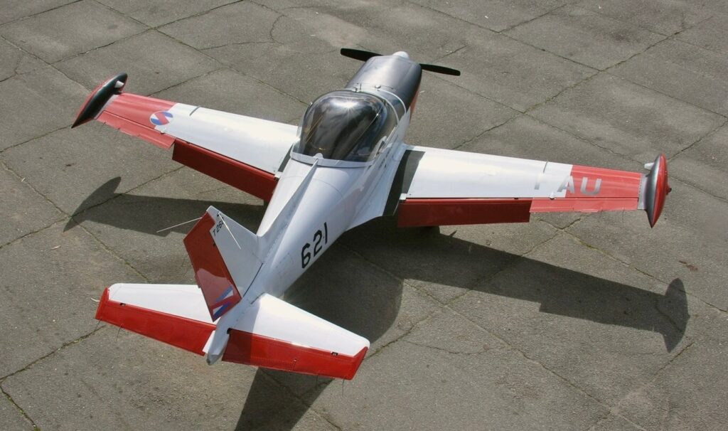 Plan view of the SF-260EU. The non slip black stripes can be seen at either side of the wings. (Pilotoviejo)