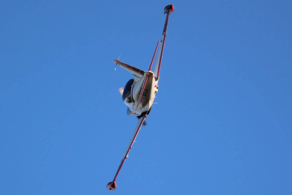 An Aermacchi SF-260EU of the Uruguayan Air Force. The roll rate – assisted by its aileron servo-tabs – is 180 degrees per second….amazing! (E. Sanni)