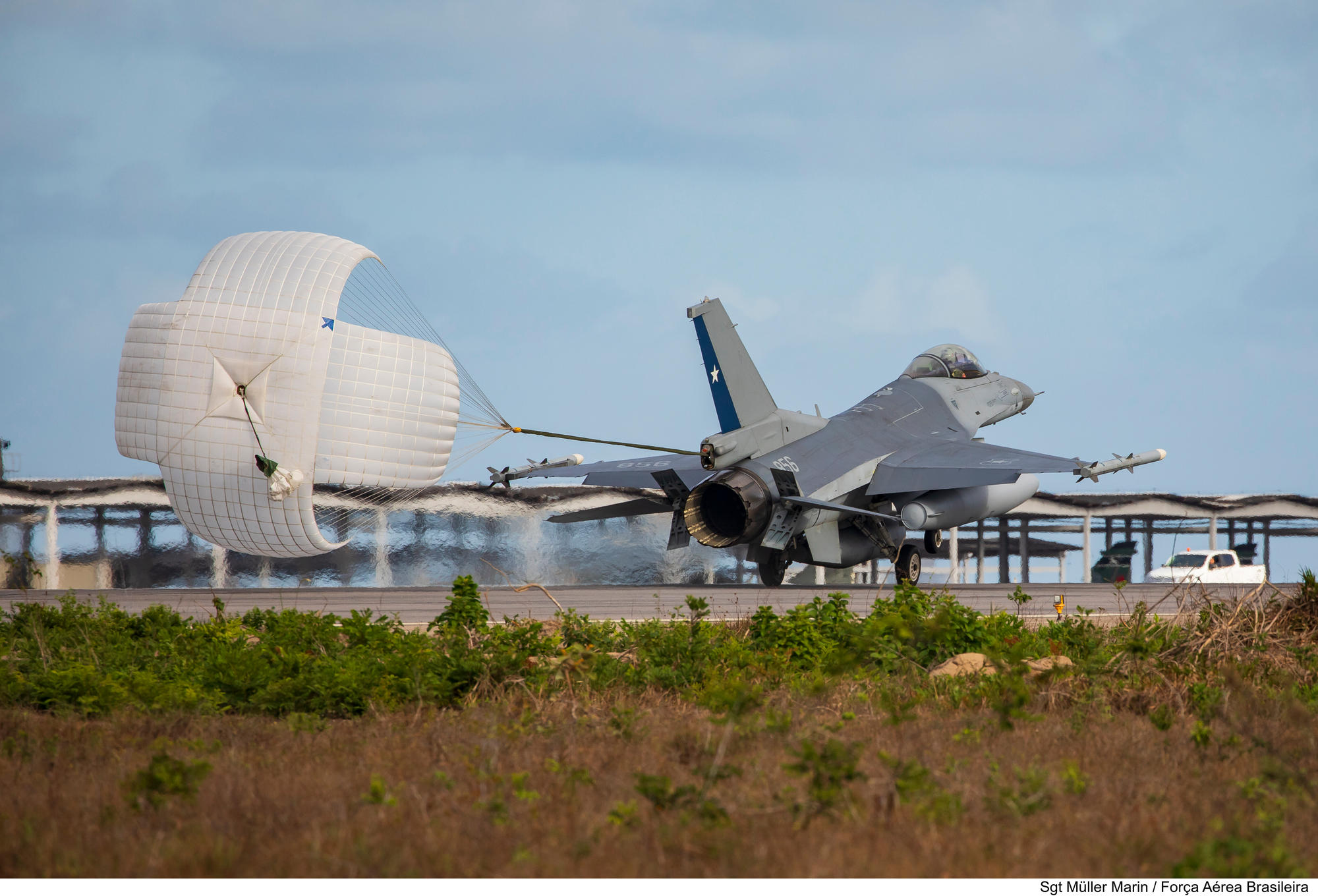 A Chilean F-16C with its stopping parachute fully deployed after landing. (Ernesto Blanco calcagno/www.airpressman.com)