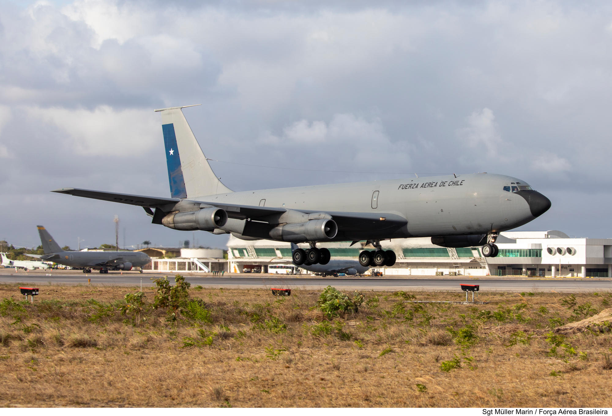 The old, turbojet fitted, Boeing KC-135E of the Chilean Air Force landing at the BANT.