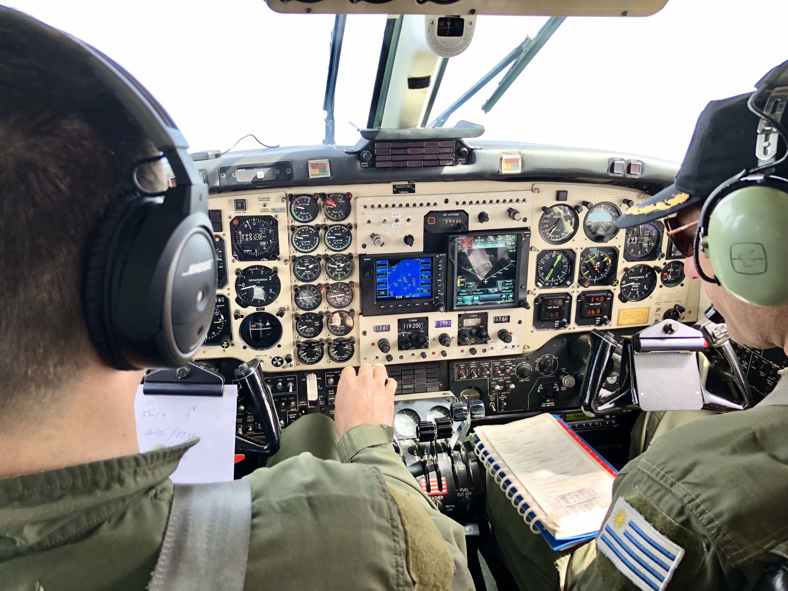 En la consola central vemos al Garmin GPS 500 (izq.) y en la derecha un radar Bendix RDR 1150HP (Ernesto Blanco Calcagno/www.airpressman.com)