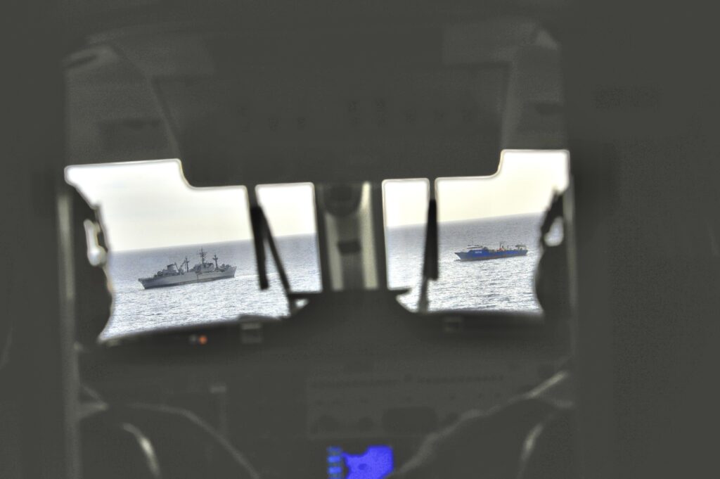 A baja altura, siempre listos y en apoyo al buque ROU 04 "Artigas" de Comando y Control de la Armada Nacional Uruguaya (Izq. de la imagen) en las aguas del vasto Océano Atlántico (ANU)