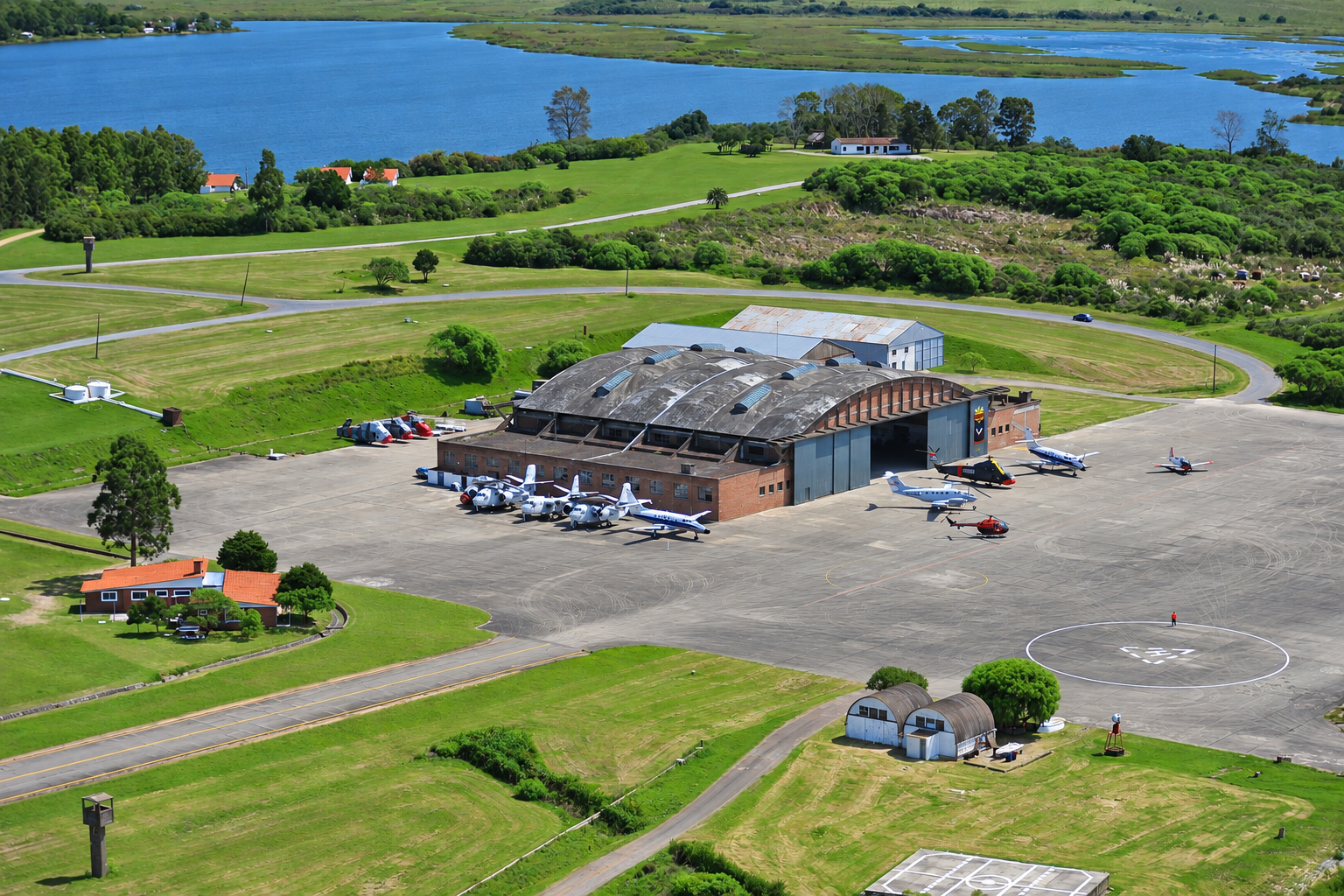 Vista aérea de la Base Aeronaval 2 con el Hangar de MAGAN (Mantenimiento de la Aviación Naval) en eel centro. (ANU)