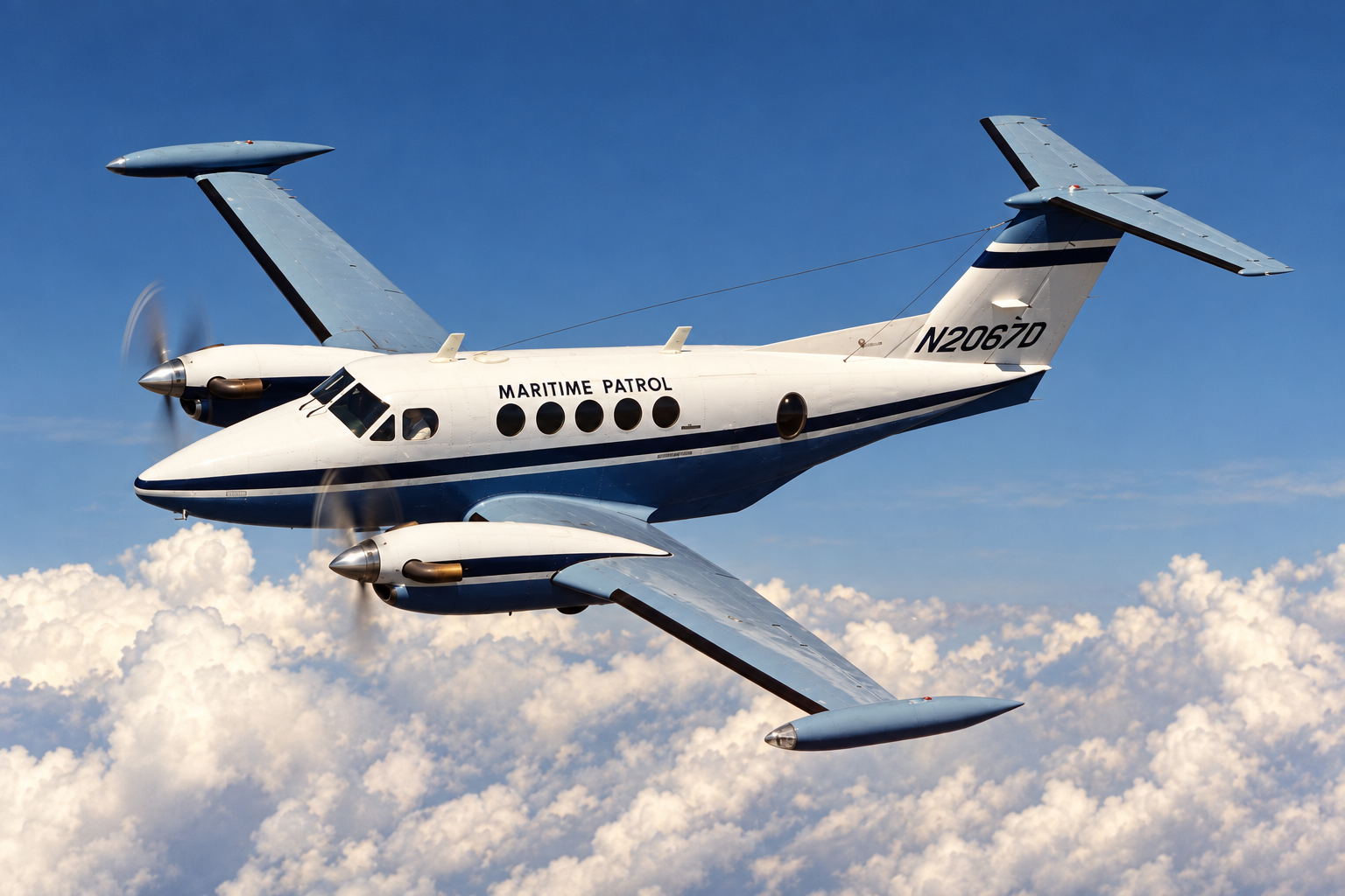 El demostrador de fábrica para el programa MRS (Medium Range Surveillance – Vigilancia de Alcance Medio) el B-200T con registro de EE.UU. N2067D. (Beechcraft)